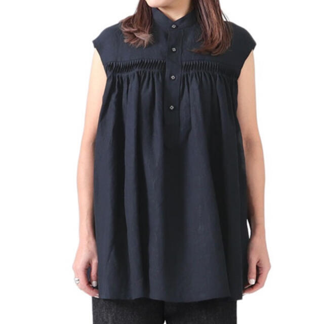 Scye(サイ)のScye リネン ピンタックスリーブレスシャツ ネイビー 38 レディースのトップス(シャツ/ブラウス(半袖/袖なし))の商品写真