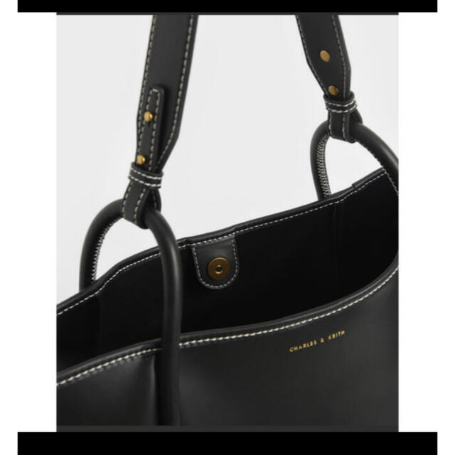 Charles and Keith(チャールズアンドキース)のCHARLES&KEITH サクールハンドル　トートバック　ブラック レディースのバッグ(トートバッグ)の商品写真