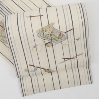 《上品刺繍＊名古屋帯■縞模様に絵巻物筆模様■白＊普段着に♪正絹着物◆NS3-3》(着物)