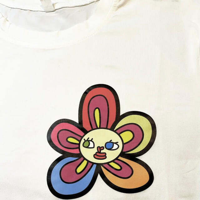 BTS V 太陽バッジ風 プリントTシャツ 白 XLサイズ テテ テヒョン V エンタメ/ホビーのタレントグッズ(アイドルグッズ)の商品写真