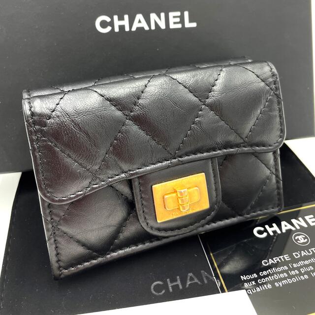 ファッション小物⭐︎超美品⭐︎CHANEL三つ折り財布　マトラッセ　ラムスキンしわ加工 黒　人気