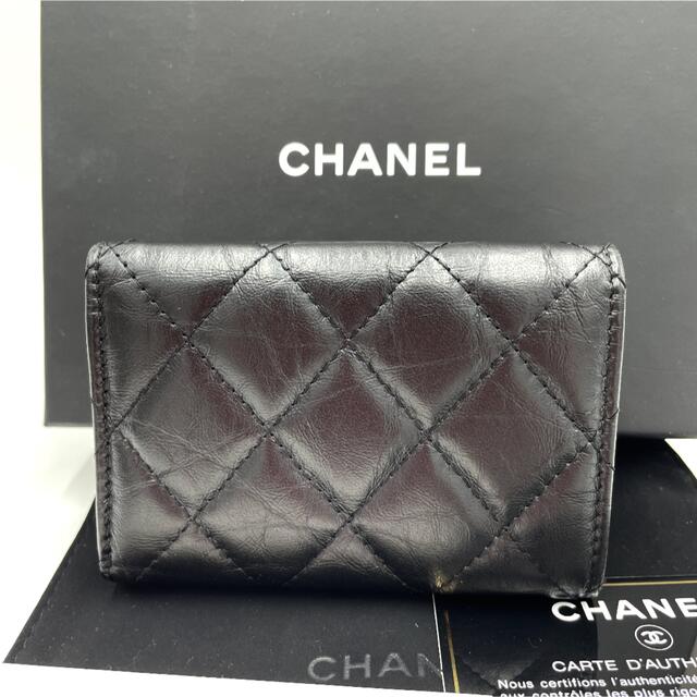 CHANEL(シャネル)の⭐︎超美品⭐︎CHANEL三つ折り財布　マトラッセ　ラムスキンしわ加工 黒　人気 レディースのファッション小物(財布)の商品写真