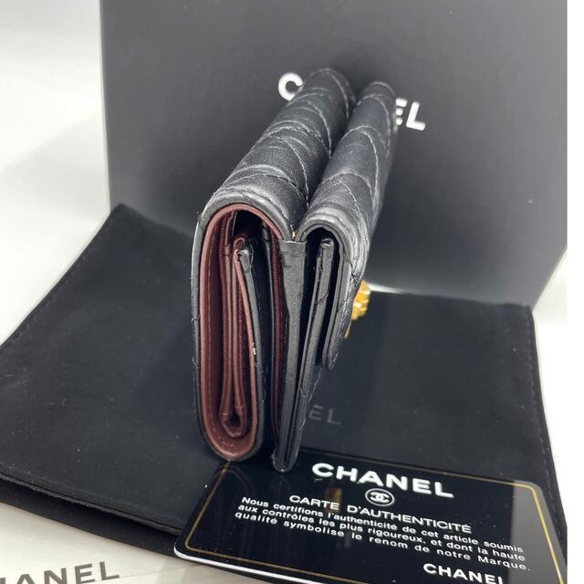 CHANEL(シャネル)の⭐︎超美品⭐︎CHANEL三つ折り財布　マトラッセ　ラムスキンしわ加工 黒　人気 レディースのファッション小物(財布)の商品写真