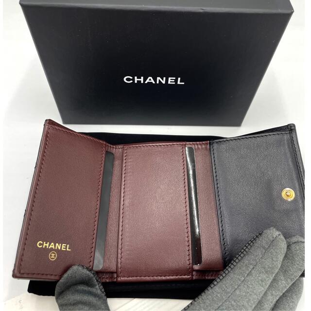 CHANEL(シャネル)の⭐︎超美品⭐︎CHANEL三つ折り財布　マトラッセ　ラムスキンしわ加工 黒　人気 レディースのファッション小物(財布)の商品写真