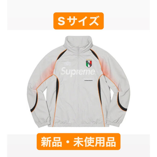 シュプリーム(Supreme)のSupreme®/Umbro Track Jacket Grey Sサイズ(ナイロンジャケット)