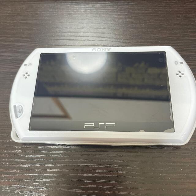 PSP go 白　激レア！！ エンタメ/ホビーのゲームソフト/ゲーム機本体(携帯用ゲーム機本体)の商品写真