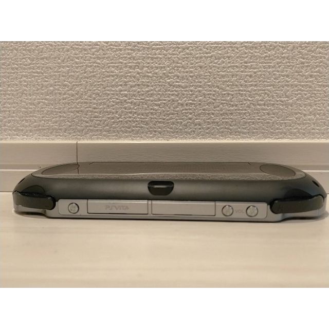 PlayStation Vita(プレイステーションヴィータ)のPS VITA PCH1100 エンタメ/ホビーのゲームソフト/ゲーム機本体(家庭用ゲーム機本体)の商品写真