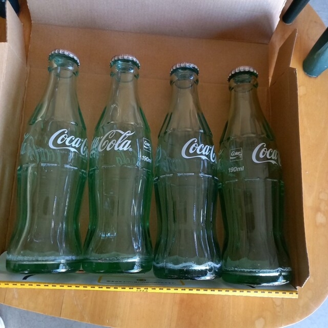 コカ・コーラ(コカコーラ)のコーラ空き瓶蓋つき　190ml  4本セット インテリア/住まい/日用品のインテリア小物(置物)の商品写真