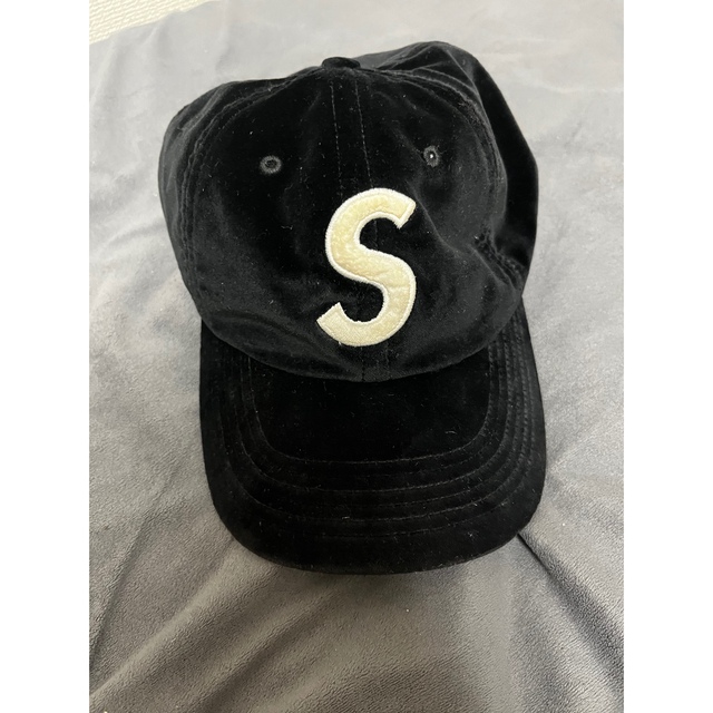 Supreme(シュプリーム)のSupreme  Velvet S Logo 6-Panel Black メンズの帽子(キャップ)の商品写真