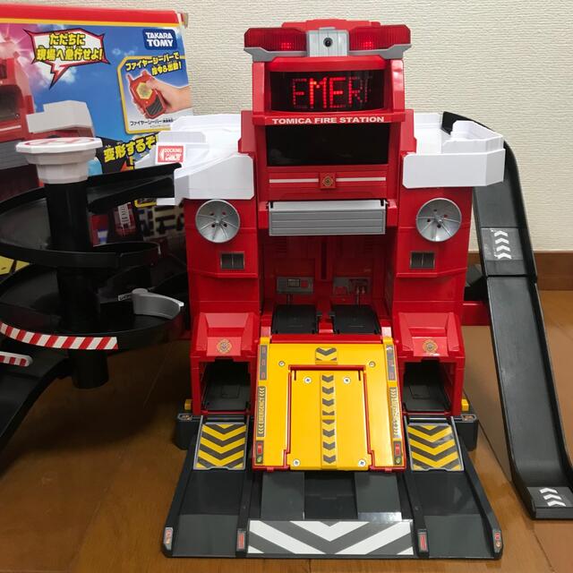 Takara Tomy(タカラトミー)のおまけ付き!トミカ 無線でピピッと出動指令! 変形ファイヤーステーション キッズ/ベビー/マタニティのおもちゃ(電車のおもちゃ/車)の商品写真
