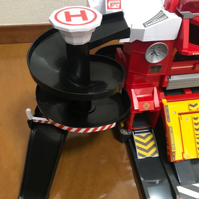 Takara Tomy(タカラトミー)のおまけ付き!トミカ 無線でピピッと出動指令! 変形ファイヤーステーション キッズ/ベビー/マタニティのおもちゃ(電車のおもちゃ/車)の商品写真