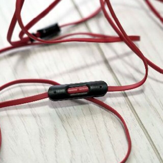 【美品】urBeats カナル型イヤホン 絡まりにくいフラットケーブル 2