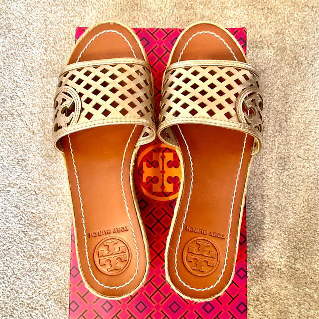 Tory Burch(トリーバーチ)の『新品』トリーバーチ　サンダル　ゴールドレザー　ウエッジソール レディースの靴/シューズ(サンダル)の商品写真