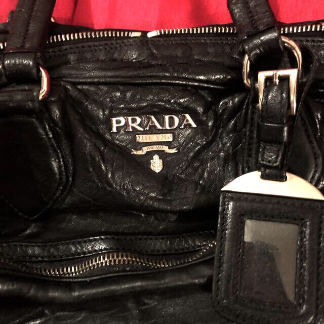 PRADA(プラダ)の【最終価格】プラダ ショルダーバッグ 黒 シルバー 皮革　レア レディースのバッグ(ショルダーバッグ)の商品写真