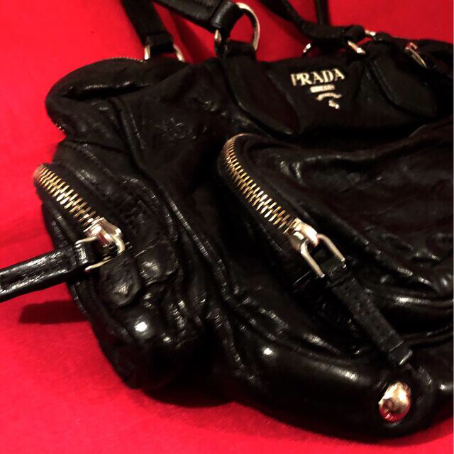 PRADA(プラダ)の【最終価格】プラダ ショルダーバッグ 黒 シルバー 皮革　レア レディースのバッグ(ショルダーバッグ)の商品写真