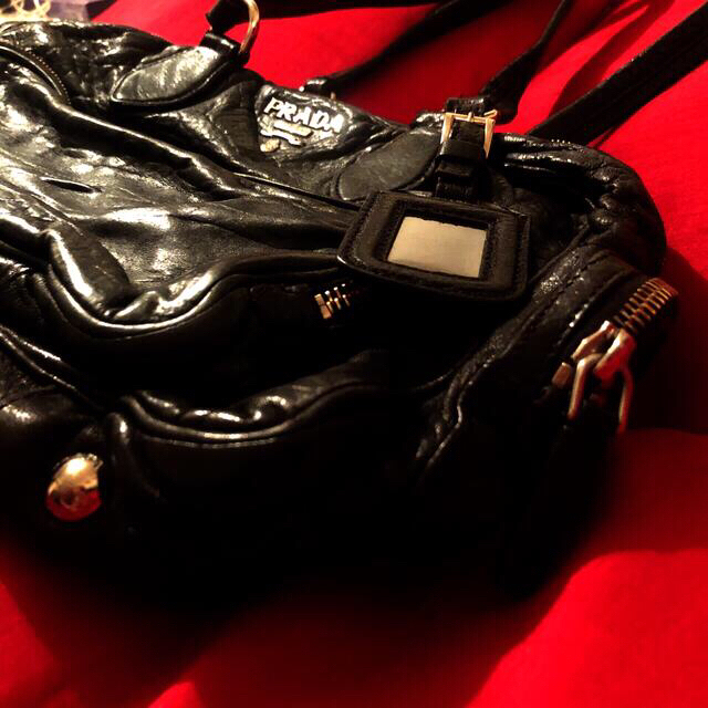 PRADA(プラダ)の【最終価格】プラダ ショルダーバッグ 黒 シルバー 皮革　レア レディースのバッグ(ショルダーバッグ)の商品写真