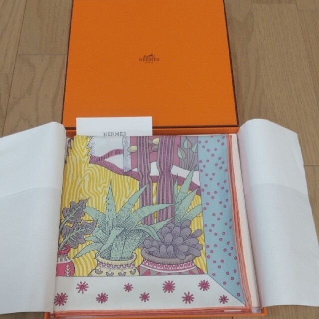 Hermes(エルメス)の【新品箱付き】エルメス カレ90 始まりの歌 パープル系 レディースのファッション小物(バンダナ/スカーフ)の商品写真