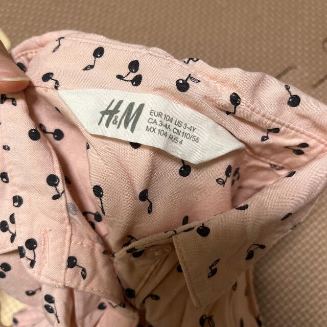 H&M(エイチアンドエム)のH&M  ノースリーブシャツ　さくらんぼ　チェリー　100 キッズ/ベビー/マタニティのキッズ服女の子用(90cm~)(ブラウス)の商品写真