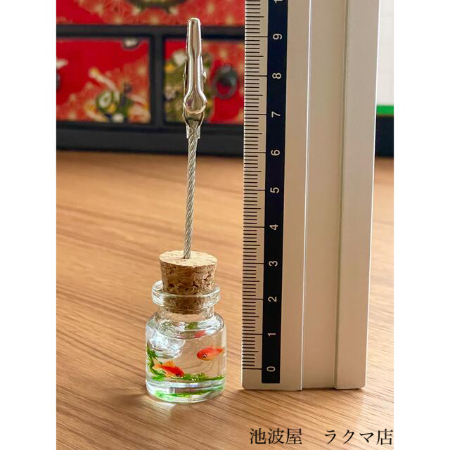【展示】硝子の小瓶で泳ぐ金魚（メモスタンド）