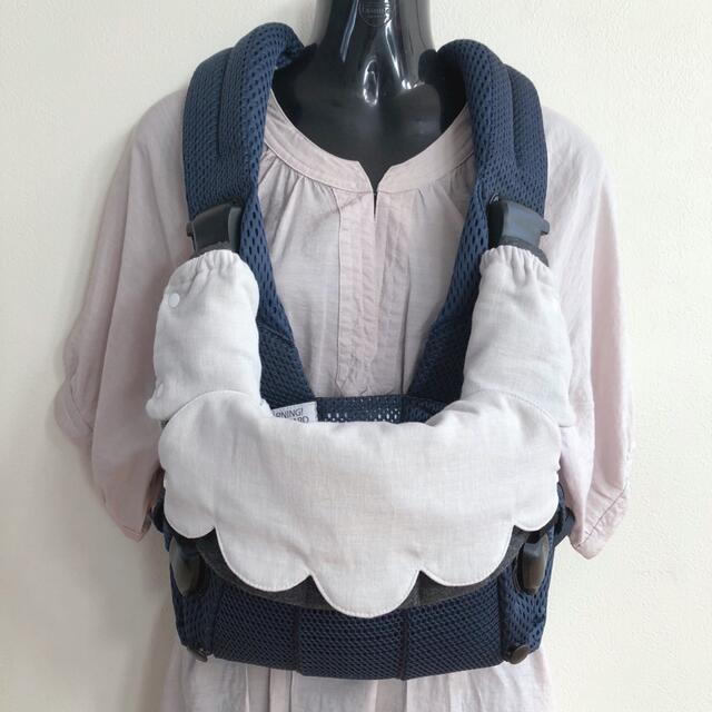 BABYBJORN(ベビービョルン)のダマスク柄ブルーベージュ×ライトグレー☆ベビービョルン  首回り・よだれカバー ハンドメイドのキッズ/ベビー(外出用品)の商品写真