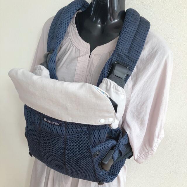 BABYBJORN(ベビービョルン)のダマスク柄ブルーベージュ×ライトグレー☆ベビービョルン  首回り・よだれカバー ハンドメイドのキッズ/ベビー(外出用品)の商品写真