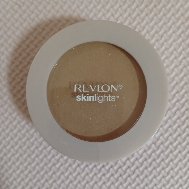 REVLON(レブロン)のREVLON　スキンライトプレストパウダー コスメ/美容のベースメイク/化粧品(化粧下地)の商品写真