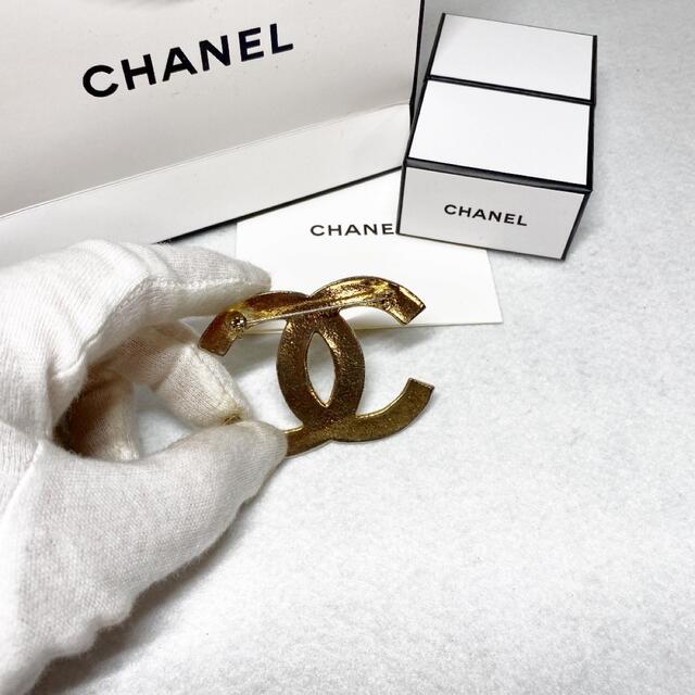 CHANEL(シャネル)の未使用に近い！ CHANEL シャネル ブローチ レディース 高級感！ レディースのアクセサリー(ブローチ/コサージュ)の商品写真