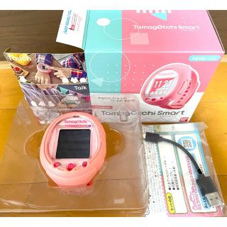 バンダイ(BANDAI)のたまごっちスマート  Coralpink(携帯用ゲーム機本体)