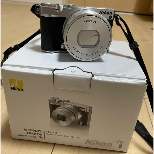 Nikon(ニコン)のNikon1 j5 ズームレンズキット スマホ/家電/カメラのカメラ(ミラーレス一眼)の商品写真