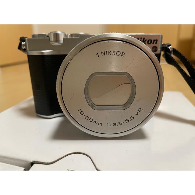 Nikon(ニコン)のNikon1 j5 ズームレンズキット スマホ/家電/カメラのカメラ(ミラーレス一眼)の商品写真