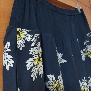 ビアズリー(BEARDSLEY)のビアズリー紺×黄色花柄フレアパンツ(カジュアルパンツ)