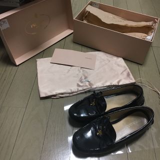 プラダ(PRADA)のPRADAエナメルローファー黒(ローファー/革靴)