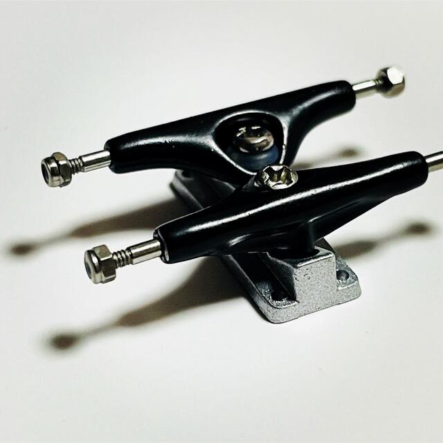 New Design Pro trucks  指スケ スポーツ/アウトドアのスポーツ/アウトドア その他(スケートボード)の商品写真