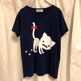 ワールドワイドラブ(WORLD WIDE LOVE!)のRydiaコビニャー猫柄Tシャツネイビー(Tシャツ(半袖/袖なし))