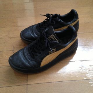 プーマ(PUMA)のPUMA 黒×ゴールド スニーカー(スニーカー)