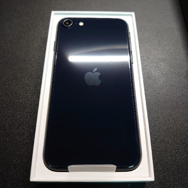 iPhone(アイフォーン)のiPhone se3 本体 64gb ミッドナイト 黒 スマホ/家電/カメラのスマートフォン/携帯電話(スマートフォン本体)の商品写真