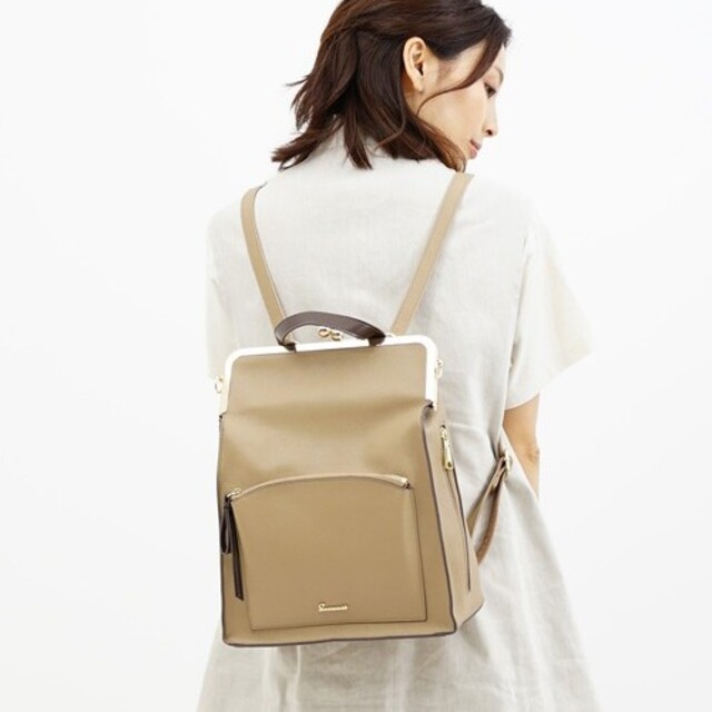 SAC(サック)の角シボ がま口リュック ベージュ レディースのバッグ(リュック/バックパック)の商品写真