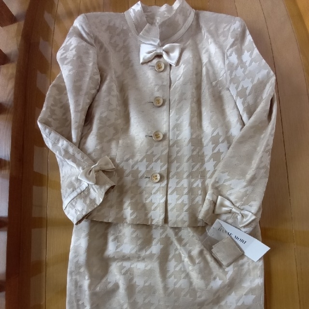 HANAE MORI(ハナエモリ)の定価110,000円ハナエモリ新品未使用とっても豪華なゴールドスーツ レディースのフォーマル/ドレス(スーツ)の商品写真
