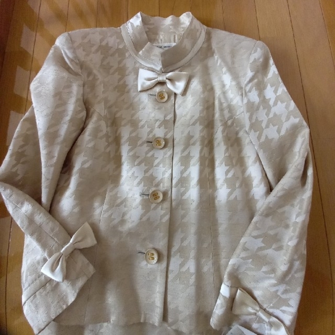 HANAE MORI(ハナエモリ)の定価110,000円ハナエモリ新品未使用とっても豪華なゴールドスーツ レディースのフォーマル/ドレス(スーツ)の商品写真