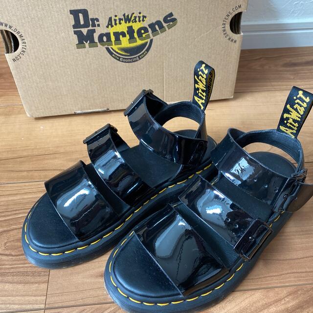 Dr.Martens(ドクターマーチン)のDr.MARTENS グリフォンパテントサンダル レディースの靴/シューズ(サンダル)の商品写真