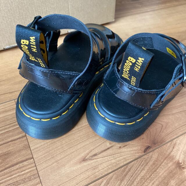 Dr.Martens(ドクターマーチン)のDr.MARTENS グリフォンパテントサンダル レディースの靴/シューズ(サンダル)の商品写真