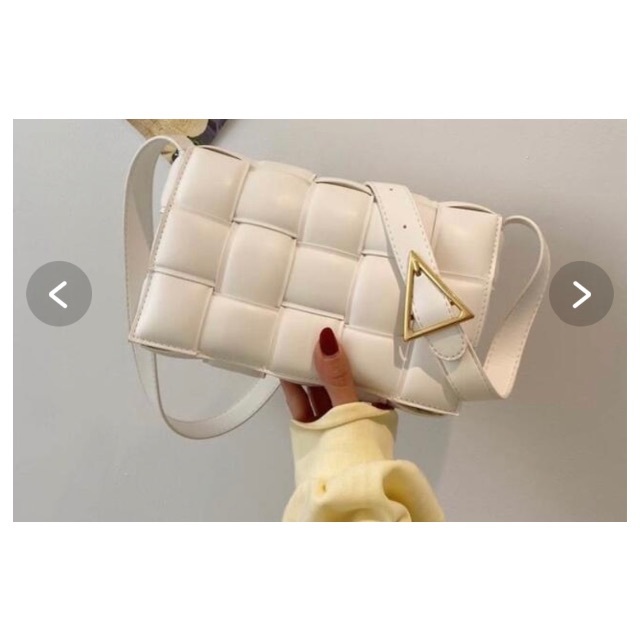 ZARA(ザラ)の新品⭐︎編み込み　カセットバッグ　オフホワイト　ショルダーバッグ　デート レディースのバッグ(ショルダーバッグ)の商品写真