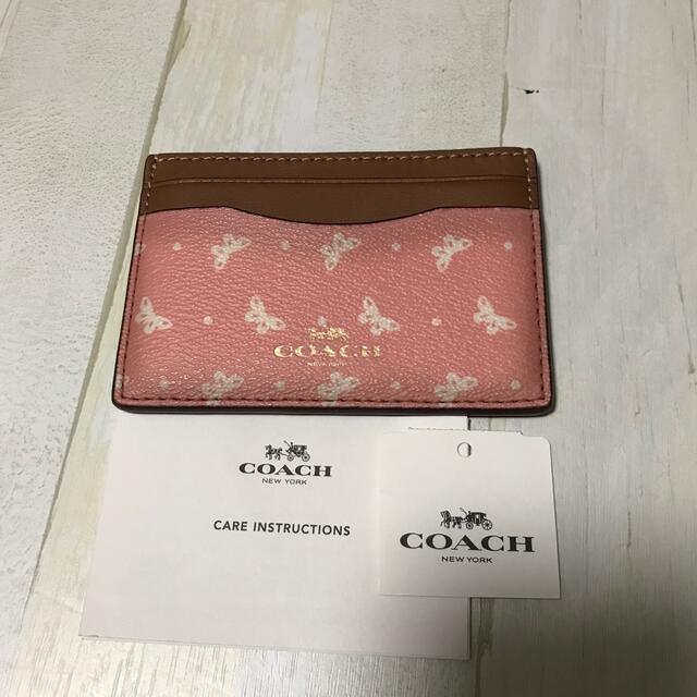 COACH(コーチ)のコーチ　カードケース　レザー  蝶々柄　ピンク系 レディースのファッション小物(名刺入れ/定期入れ)の商品写真