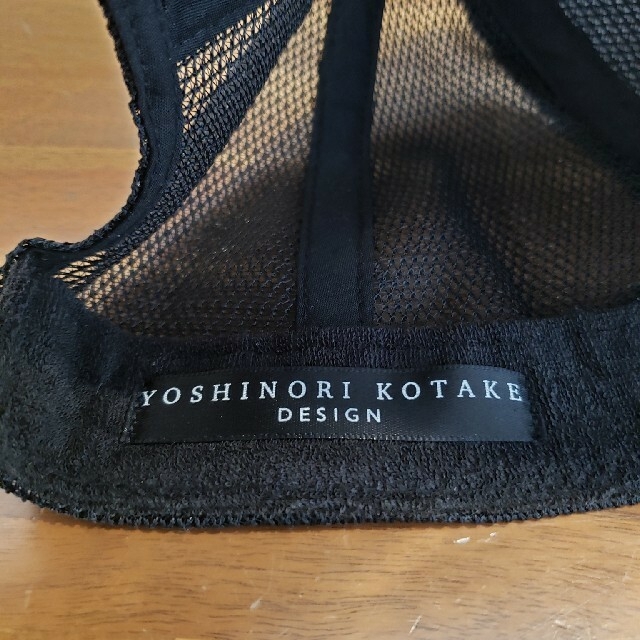 YOSHINORI KOTAKE(ヨシノリコタケ)のYOSHINORI KOTAKE　ヨシノリコタケ　メッシュキャップ　ブラック メンズの帽子(キャップ)の商品写真