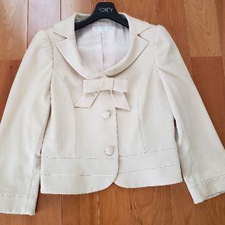 トゥービーシック(TO BE CHIC)のTO BE CHIC＊おリボンブローチ付きジャケット＊ベージュ＊40(テーラードジャケット)