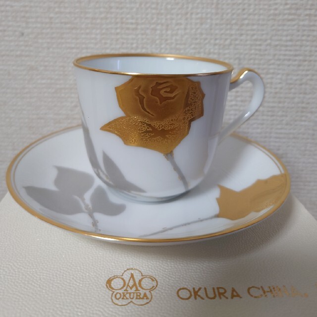 大倉陶園(オオクラトウエン)のお値下げしました！新品OKURA CHINA 金蝕バラカップ&ソーサー２客セット インテリア/住まい/日用品のキッチン/食器(グラス/カップ)の商品写真