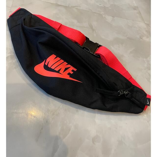 NIKE(ナイキ)のNIKE ポシェット　ナイキ　ウエストポーチ レディースのバッグ(ボディバッグ/ウエストポーチ)の商品写真