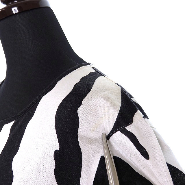 Christian Dior(クリスチャンディオール)のクリスチャンディオール SPORTS ゼブラ柄 VネックTシャツ L 半袖 白黒 レディースのトップス(Tシャツ(半袖/袖なし))の商品写真