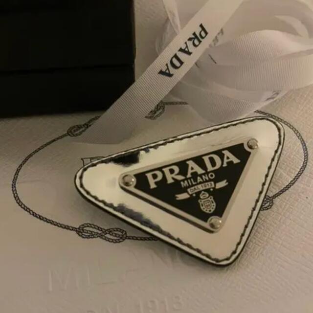 PRADA ブローチ・コサージュ レディース