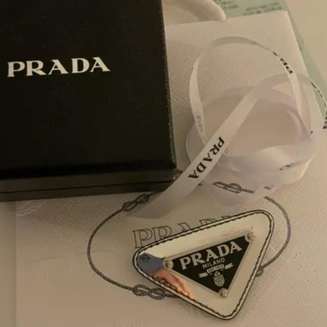 PRADA(プラダ)のプラダ エナメルトライアングルピン サフィアーノ 三角ロゴ レディースのアクセサリー(ブローチ/コサージュ)の商品写真